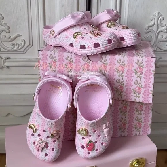 🎀CROCS Kids' x LoveShackFancy Bow Back Classic Clog PINK MILK with Charms🎀 - Picture 1 of 12
